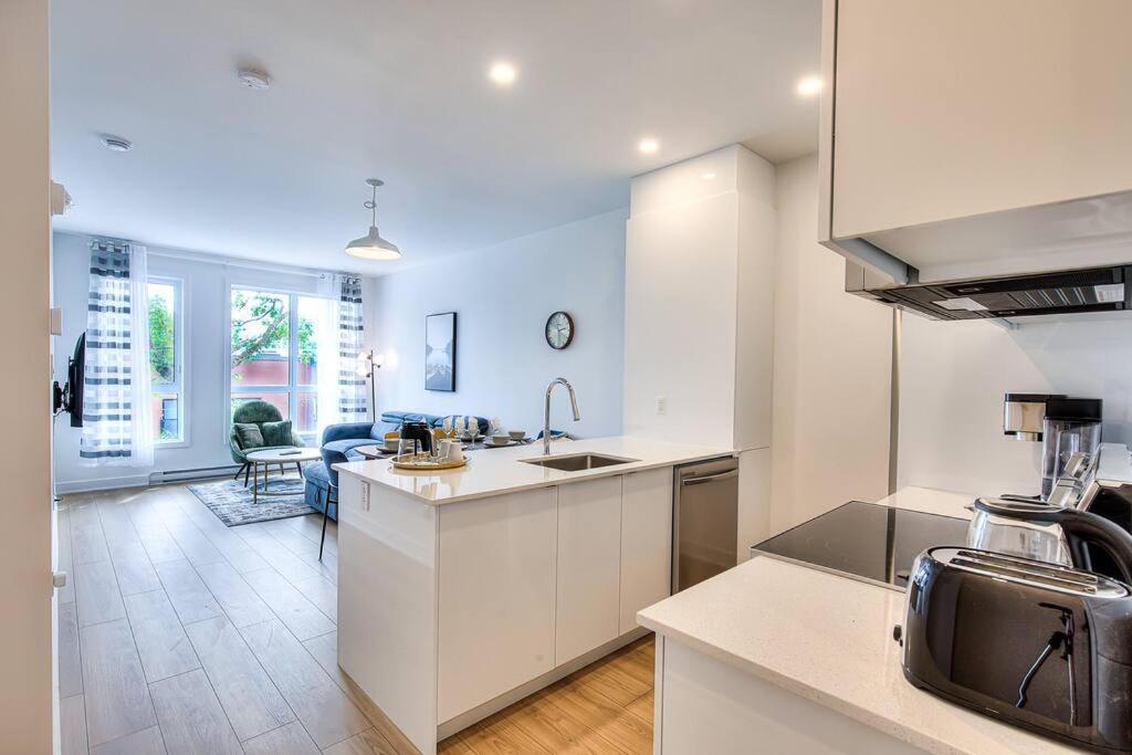 Beautiful & New! Renovated For Your Style Comfort Apartment Montreal Bagian luar foto